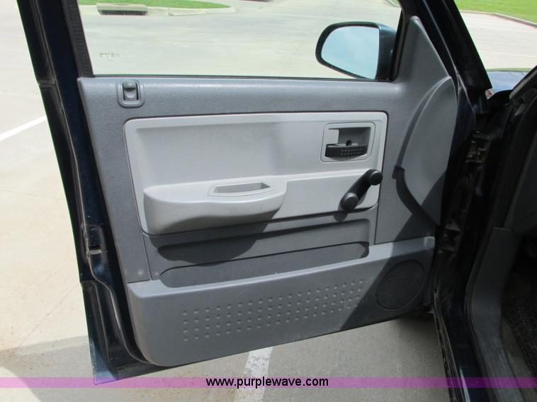 image for item R9318 2005 Dodge Dakota ST Club Cab pickup truck