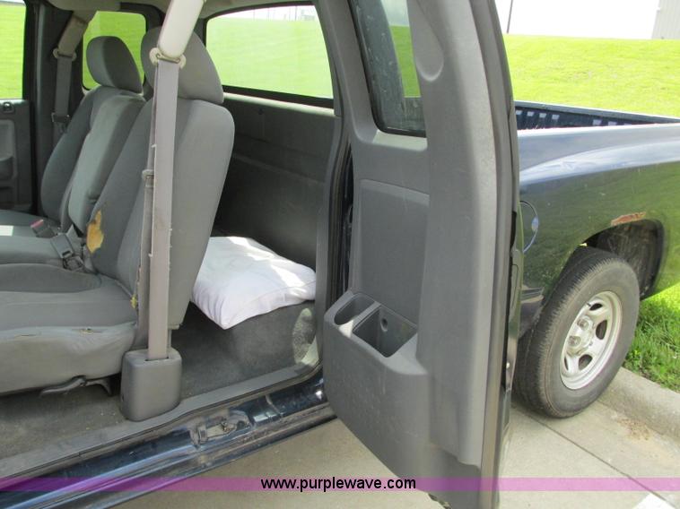 image for item R9318 2005 Dodge Dakota ST Club Cab pickup truck