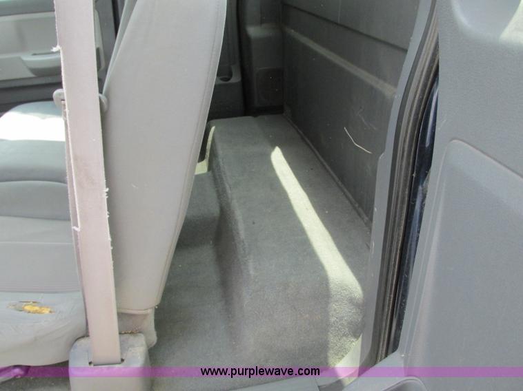 image for item R9318 2005 Dodge Dakota ST Club Cab pickup truck