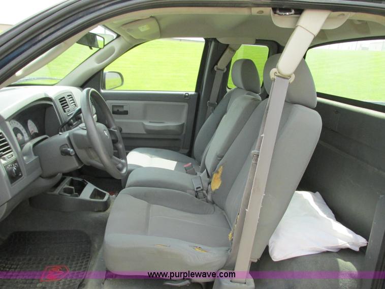 image for item R9318 2005 Dodge Dakota ST Club Cab pickup truck