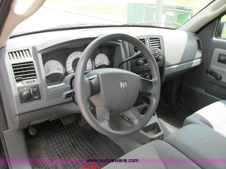 image for item R9318 2005 Dodge Dakota ST Club Cab pickup truck