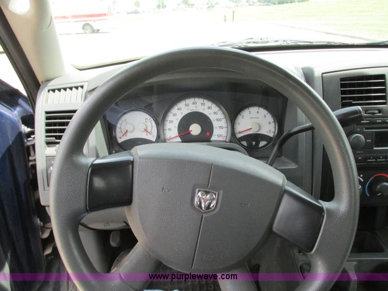 image for item R9318 2005 Dodge Dakota ST Club Cab pickup truck