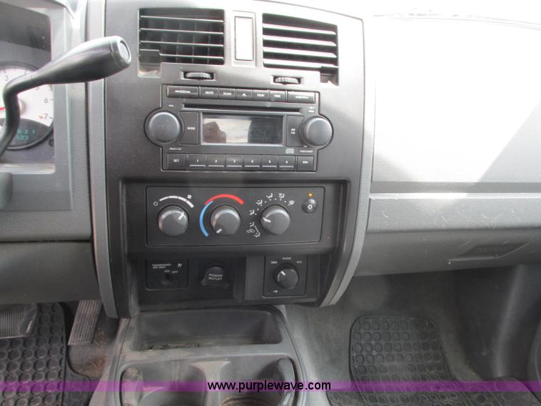 image for item R9318 2005 Dodge Dakota ST Club Cab pickup truck