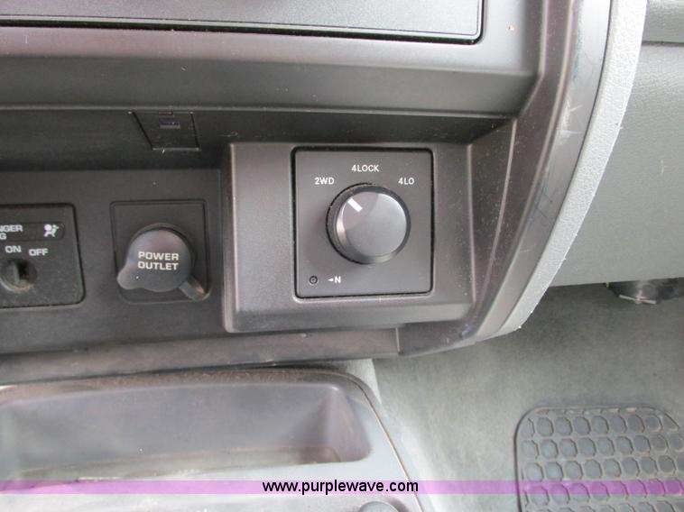 image for item R9318 2005 Dodge Dakota ST Club Cab pickup truck