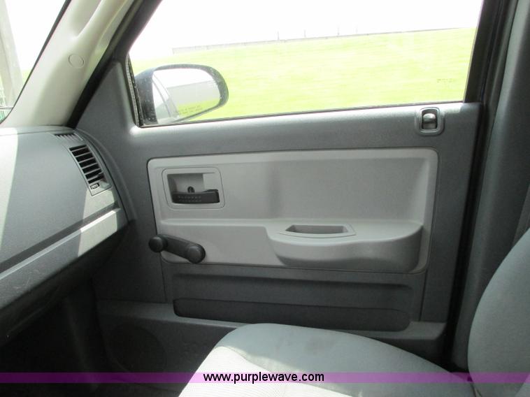 image for item R9318 2005 Dodge Dakota ST Club Cab pickup truck