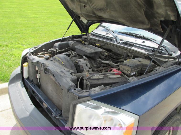 image for item R9318 2005 Dodge Dakota ST Club Cab pickup truck