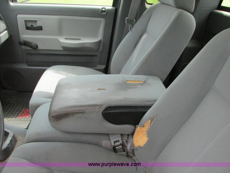 image for item R9318 2005 Dodge Dakota ST Club Cab pickup truck