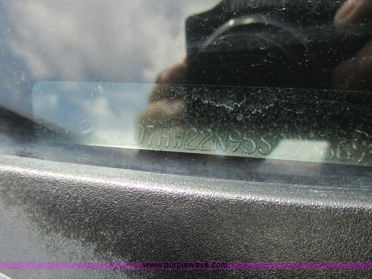 image for item R9318 2005 Dodge Dakota ST Club Cab pickup truck