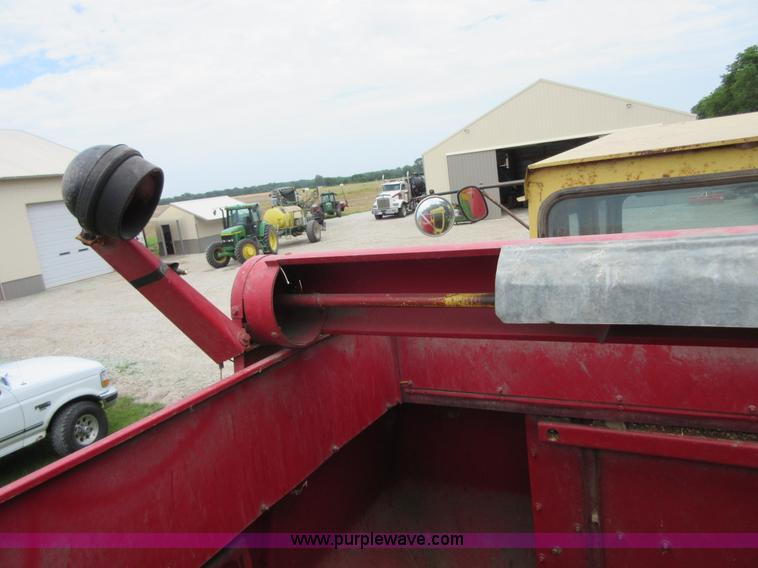 image for item D2486 New Holland 975 combine