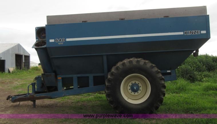 image for item D2488 Kinze 640 grain cart