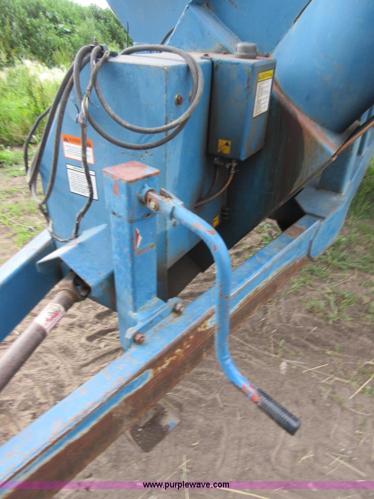 image for item D2488 Kinze 640 grain cart