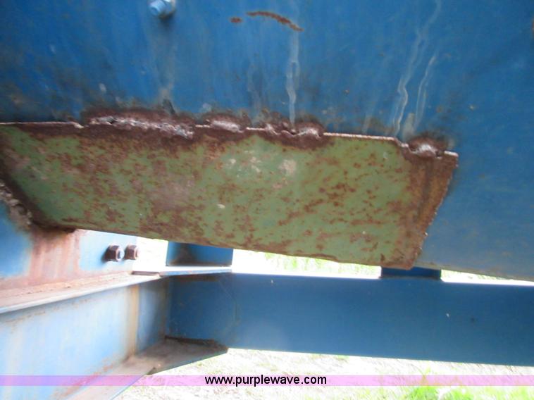 image for item D2488 Kinze 640 grain cart