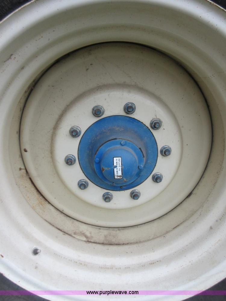 image for item D2488 Kinze 640 grain cart