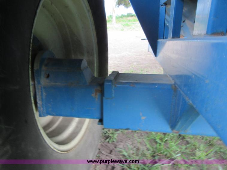 image for item D2488 Kinze 640 grain cart