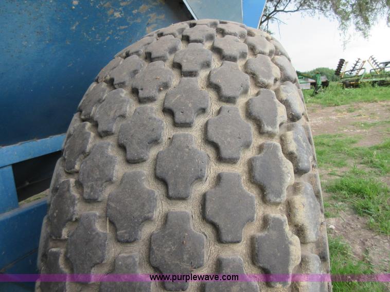 image for item D2488 Kinze 640 grain cart