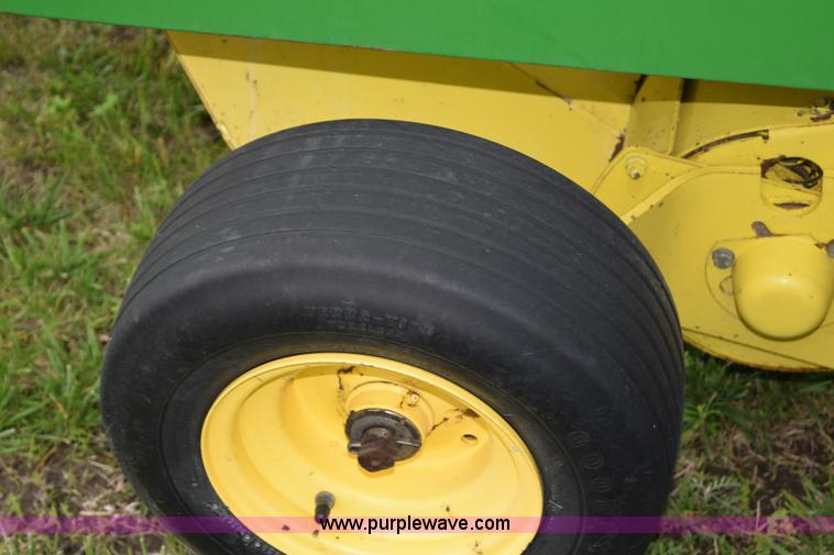 image for item H5047 1991 John Deere 535 round baler