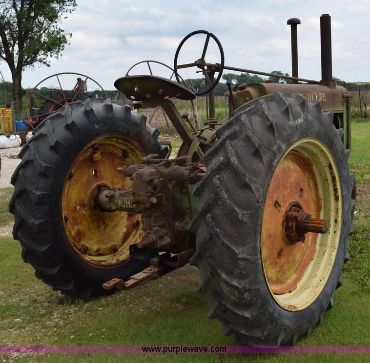 image for item H5052 1938 John Deere G tractor