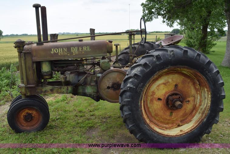 image for item H5052 1938 John Deere G tractor