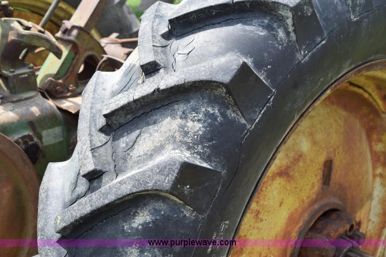 image for item H5052 1938 John Deere G tractor