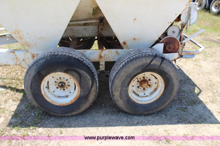 image for item I1647 Wilmar 500 fertilizer spreader