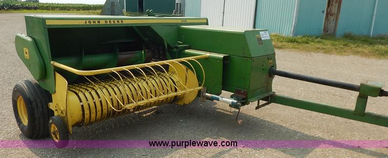 image for item J3796 1975 John Deere 336 small square baler