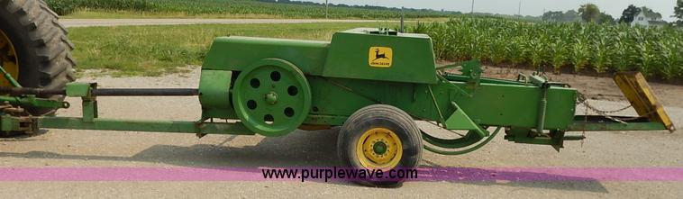 image for item J3796 1975 John Deere 336 small square baler