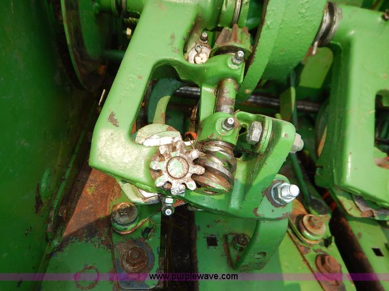 image for item J3796 1975 John Deere 336 small square baler