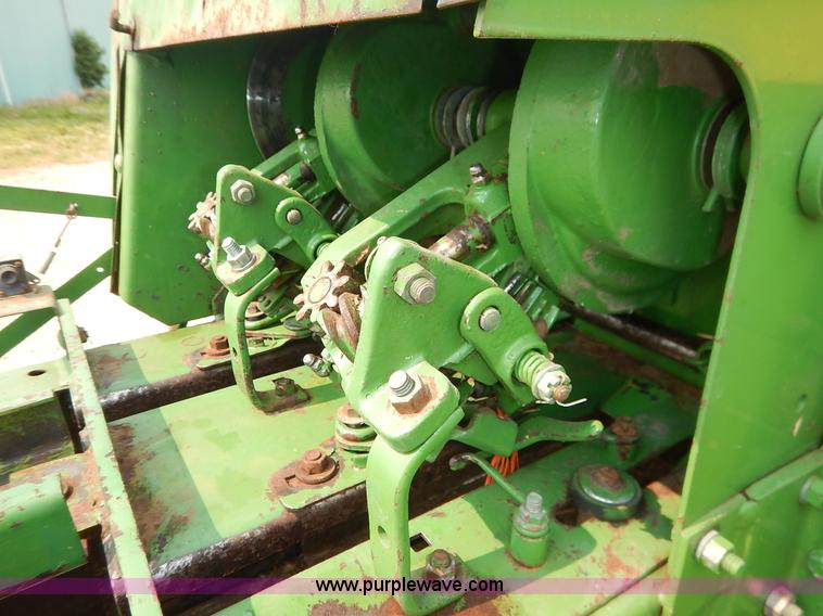 image for item J3796 1975 John Deere 336 small square baler