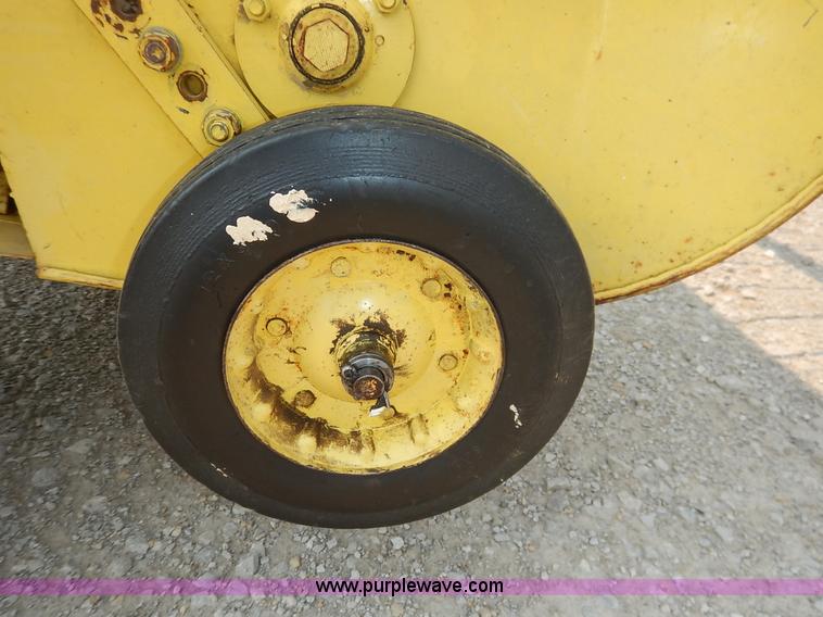 image for item J3796 1975 John Deere 336 small square baler