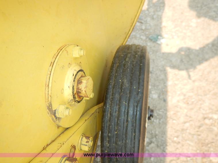 image for item J3796 1975 John Deere 336 small square baler