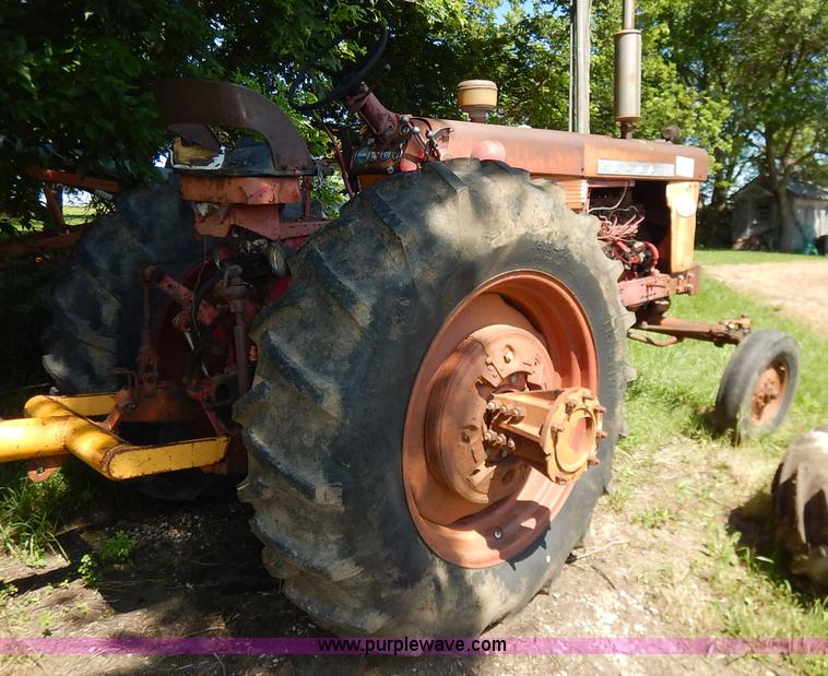 image for item J3916 1961 Farmall 560 tractor