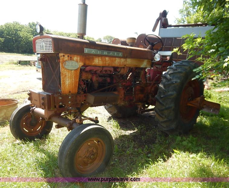image for item J3916 1961 Farmall 560 tractor