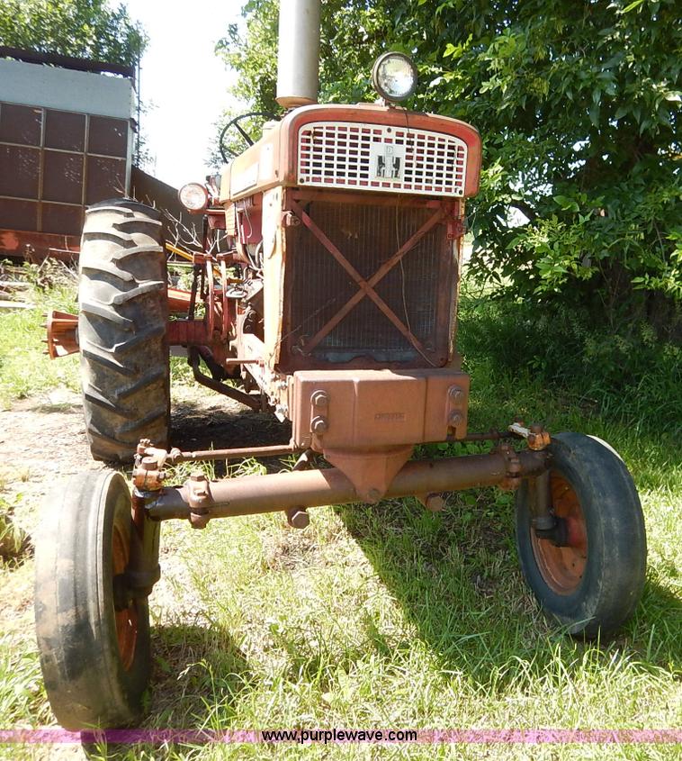 image for item J3916 1961 Farmall 560 tractor