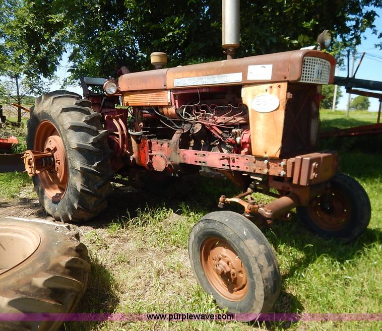 image for item J3916 1961 Farmall 560 tractor