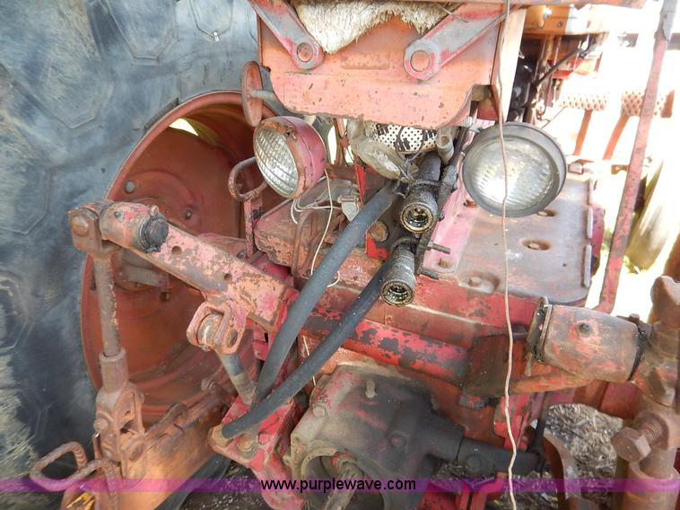 image for item J3916 1961 Farmall 560 tractor