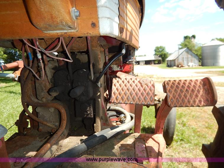 image for item J3916 1961 Farmall 560 tractor