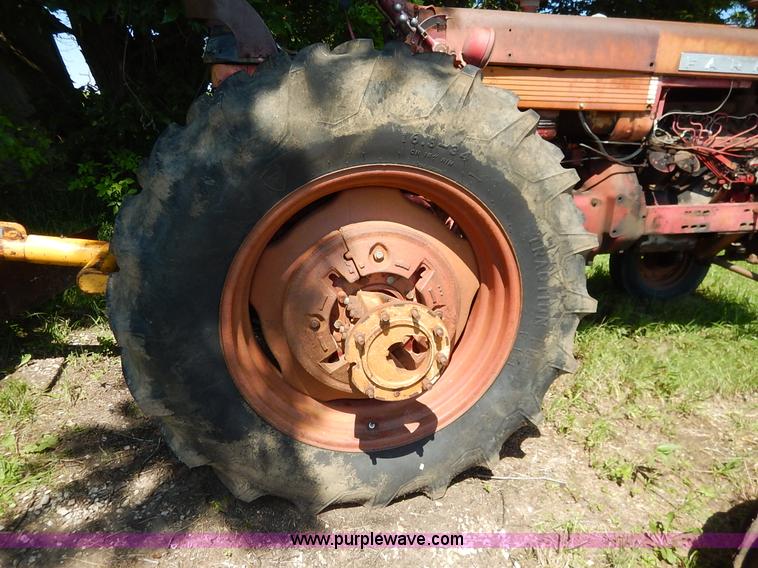image for item J3916 1961 Farmall 560 tractor