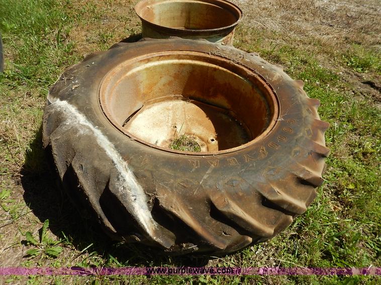 image for item J3916 1961 Farmall 560 tractor