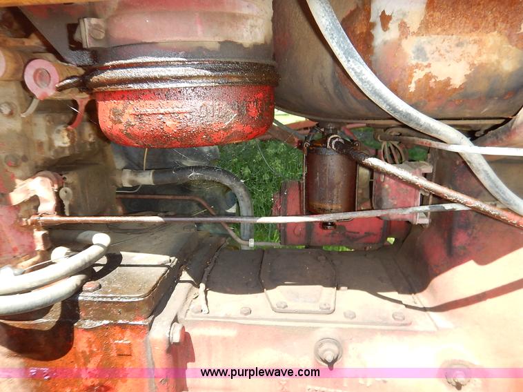 image for item J3916 1961 Farmall 560 tractor