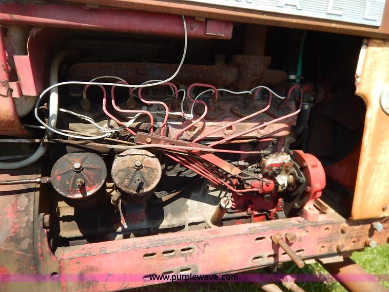 image for item J3916 1961 Farmall 560 tractor