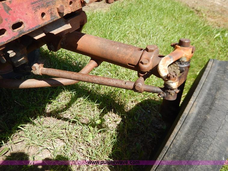 image for item J3916 1961 Farmall 560 tractor