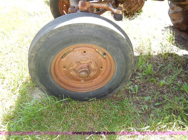 image for item J3916 1961 Farmall 560 tractor