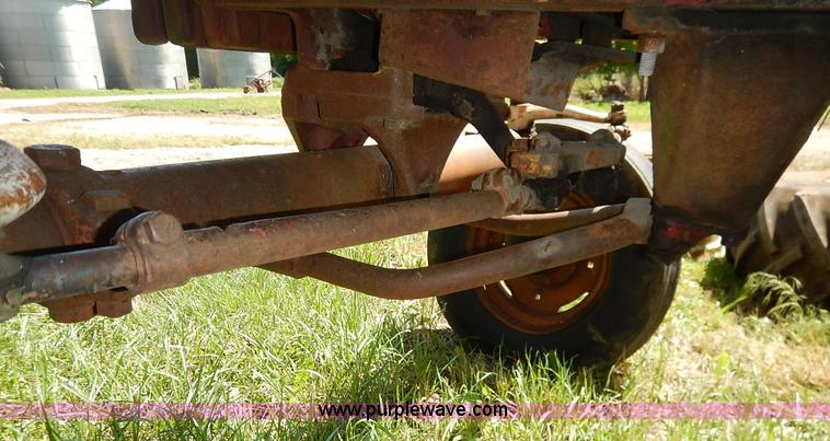 image for item J3916 1961 Farmall 560 tractor