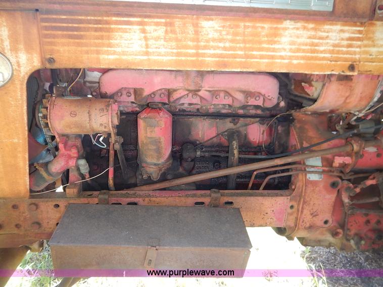 image for item J3916 1961 Farmall 560 tractor