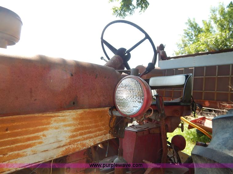 image for item J3916 1961 Farmall 560 tractor