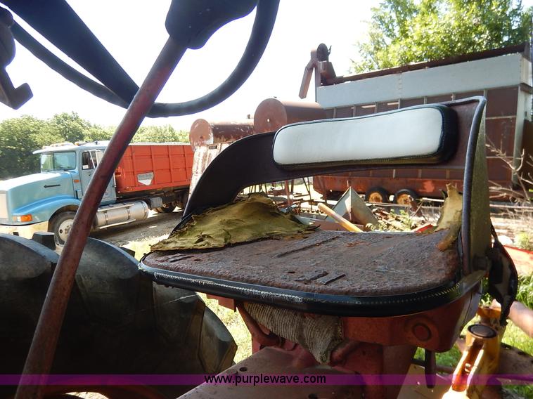 image for item J3916 1961 Farmall 560 tractor