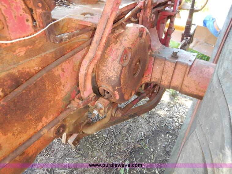 image for item J3916 1961 Farmall 560 tractor