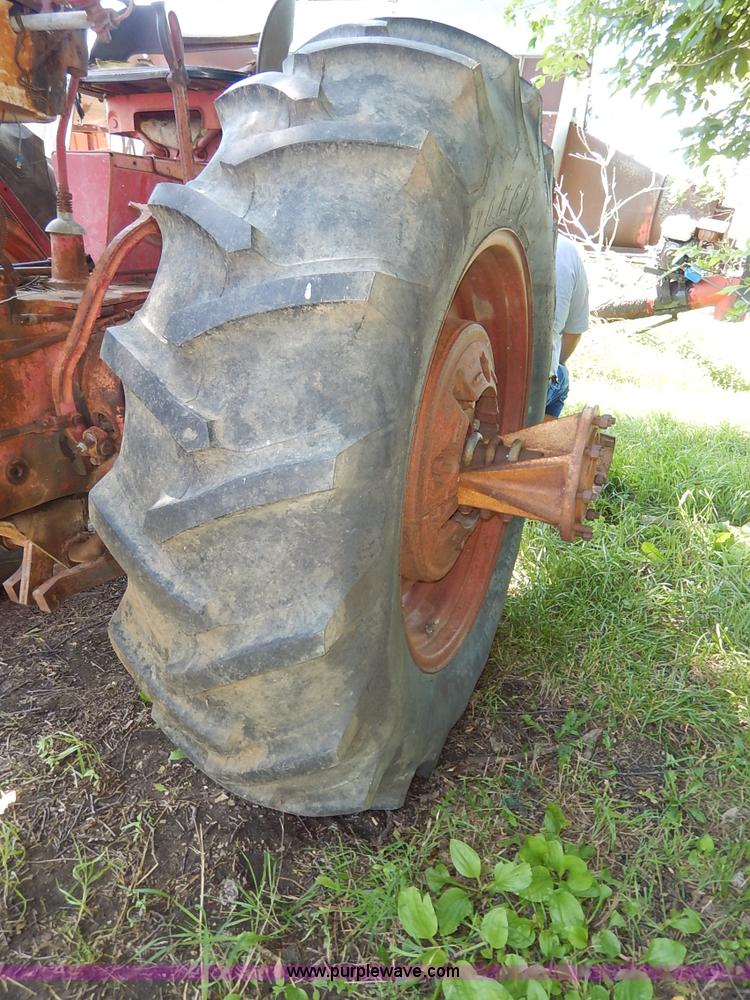 image for item J3916 1961 Farmall 560 tractor