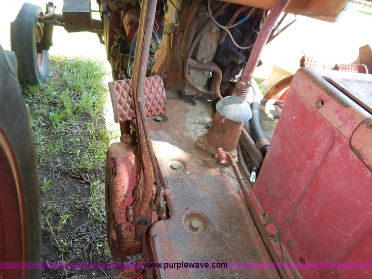 image for item J3916 1961 Farmall 560 tractor