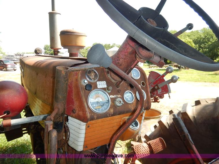 image for item J3916 1961 Farmall 560 tractor